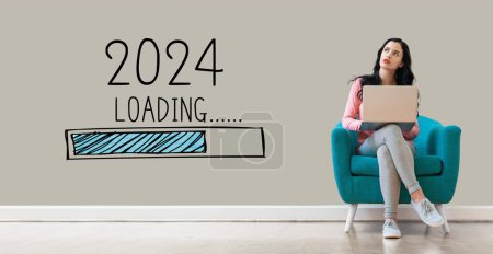 Téléchargez les photos : Chargement de la nouvelle année 2024 avec une jeune femme utilisant un ordinateur portable - en image libre de droit