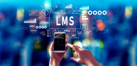 Téléchargez les photos : LMS - Système de gestion de l'apprentissage avec personne utilisant un smartphone dans une ville la nuit - en image libre de droit