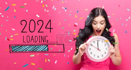 Téléchargez les photos : Chargement de la nouvelle année 2024 avec jeune femme tenant une horloge montrant près de 12 - en image libre de droit