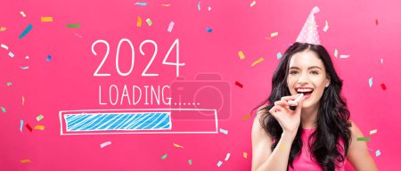 Téléchargez les photos : Chargement de la nouvelle année 2024 avec jeune femme avec le thème de la fête sur un fond rose - en image libre de droit