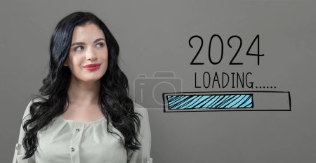 Téléchargez les photos : Chargement de la nouvelle année 2024 avec une jeune femme dans un visage réfléchi - en image libre de droit