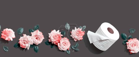Téléchargez les photos : Papier toilette avec roses roses vue aérienne - pose à plat - en image libre de droit