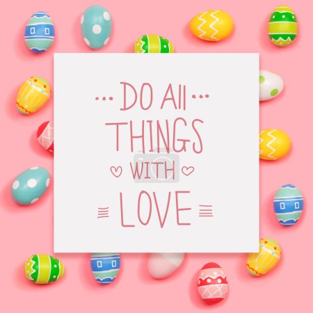 Haz todas las cosas con un mensaje de amor con huevos de Pascua sobre un fondo rosa
