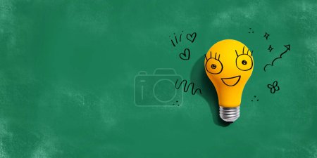 Téléchargez les photos : Ampoule jaune avec visage heureux - pose plate - en image libre de droit