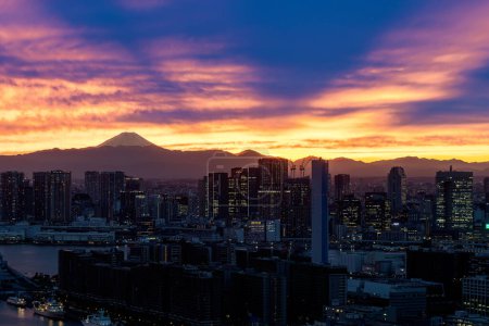 Blick auf den Fuji von Tokio, Japan bei Sonnenuntergang mit seltenem Bergschatten
