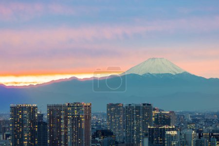 Téléchargez les photos : Vue du mont Fuji depuis Tokyo, Japon au coucher du soleil - en image libre de droit