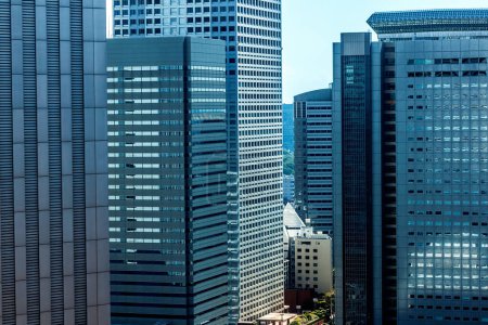 Wolkenkratzer überragen das Stadtbild von Nishi-Shinjuku, Tokio, Japan