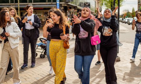 Téléchargez les photos : Filles musulmanes célèbrent à Kristianstad Suède - en image libre de droit