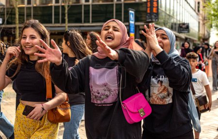 Téléchargez les photos : KRISTIANSTAD, SUÈDE - 14 MAI 2021 : Filles musulmanes lors d'une manifestation contre les nouvelles attaques israéliennes contre la Palestine - en image libre de droit