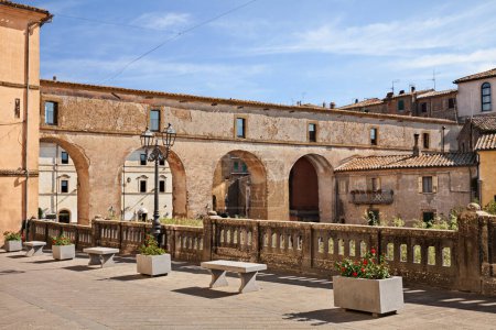 Téléchargez les photos : Farnèse, Viterbe, Latium, Italie : vue sur la vieille ville avec l'ancien viaduc ducal (Viadotto Ducale), pont piétonnier du XVIIe siècle - en image libre de droit