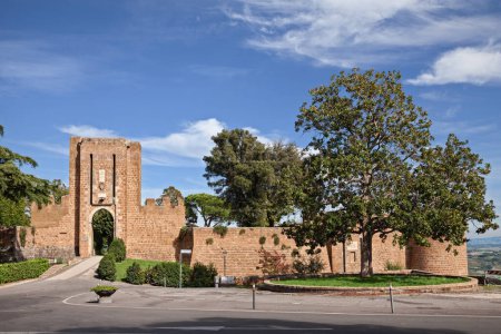 Foto de Orvieto, Terni, Umbría, Italia: la antigua fortaleza de Albornoz que hoy alberga los jardines públicos de la ciudad - Imagen libre de derechos
