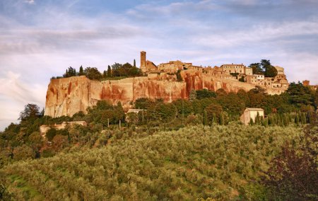 Foto de Orvieto, Terni, Umbría, Italia: paisaje del campo y la antigua ciudad fundada en la época etrusca en un acantilado de toba - Imagen libre de derechos
