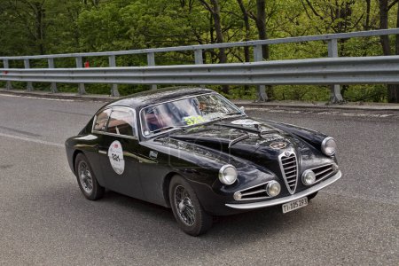 Téléchargez les photos : Voiture de course vintage Alfa Romeo 1900 SS Zagato (1955-58) dans la course classique italienne Mille Miglia, le 18 mai 2013 à Passo della Futa (FI) Italie - en image libre de droit