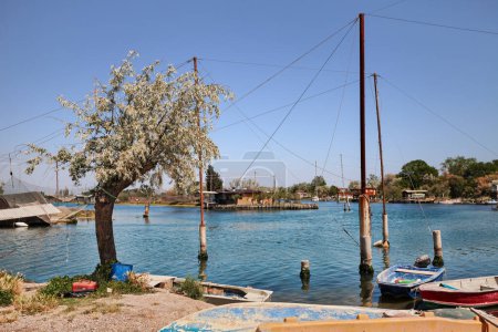 Téléchargez les photos : Ravenne, Émilie-Romagne, Italie : paysage des canaux avec cabanes de pêche et bateaux dans la lagune sur la côte Adriatique - en image libre de droit