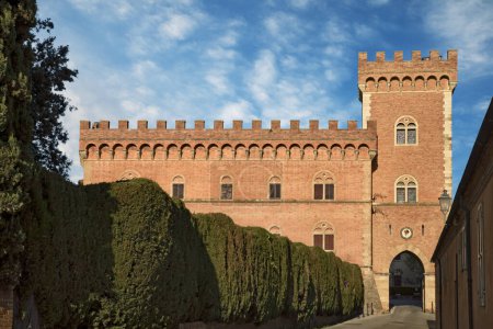 Bolgheri, Livorno, Toscana, Italia. El antiguo castillo en el pueblo hecho famoso por un poema de Giosue Carducci