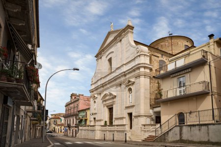 San Vito Chietino, Chieti, Abruzzo, Italia. Calle en el casco antiguo con la iglesia de la Inmaculada Concepción