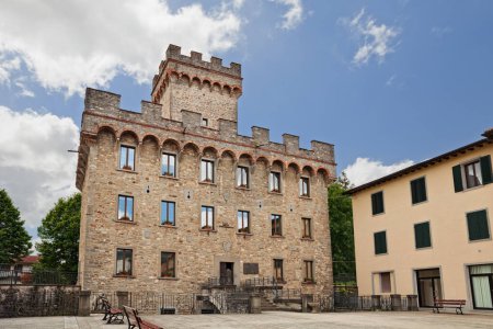 Firenzuola, Florencia, Toscana, Italia: la antigua fortaleza Palazzo Pretorio, sede del ayuntamiento, en el pueblo de los Apeninos