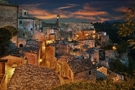 Sorano, Grosseto, Toskana, Italien. Sonnenaufgangslandschaft des malerischen mittelalterlichen Dorfes in den toskanischen Hügeln