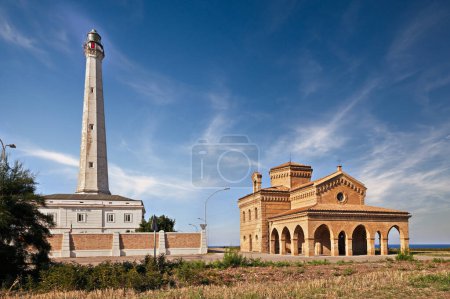 Punta Penna, Vasto, Abruzzen, Italien: Blick auf den hohen Leuchtturm und die katholische Kirche Santa Maria di Pennaluce an der Küste der Adria
