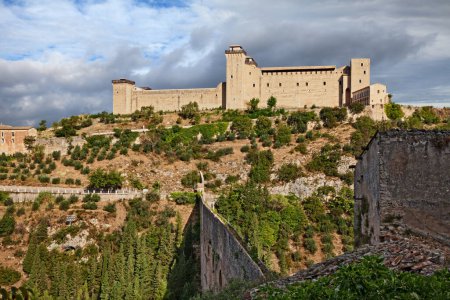 Spoleto, Perugia, Umbrien, Italien: Landschaft mit dem antiken Brückenaquädukt Ponte delle Torri (13. Jahrhundert) und der mittelalterlichen Festung Rocca Albornoziana