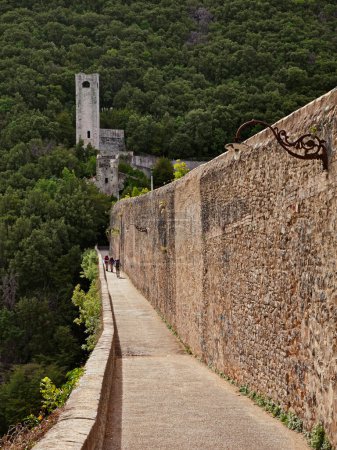 Spoleto, Perugia, Umbrien, Italien: die antike Ponte delle Torri, mittelalterliches Brückenaquädukt (13. Jahrhundert) über der Schlucht des Flusses