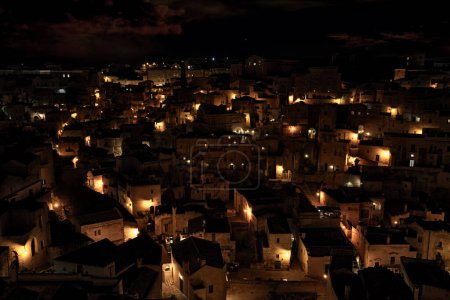 Matera, Basilicate, Italie : vue de nuit sur le centre historique pittoresque appelé Sassi