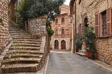 Corciano, Perugia, Umbría, Italia: pintoresco rincón en el casco antiguo con una antigua escalera y el edificio del siglo XV Palazzo del Capitano