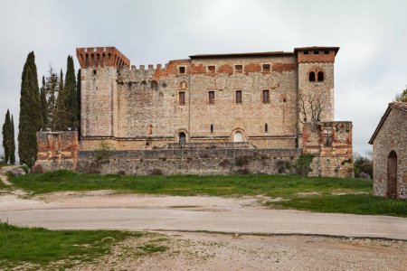 Corciano, Perugia, Umbrien, Italien: die mittelalterliche Burg von Pieve del Vescovo auf einem Hügel in der Nähe des antiken Dorfes