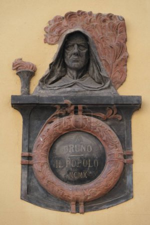 Foto de Monumento de yeso que representa al filósofo Giordano Bruno situado en Piazza Roma, Monsampolo del Tronto, provincia de Ascoli Piceno, región de Marche, Italia - Imagen libre de derechos