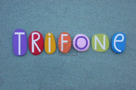 Foto de Trifone, nombre de niño italiano, origen griego, compuesto con letras de piedra multicolor sobre arena verde - Imagen libre de derechos