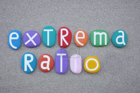Téléchargez les photos : Extrema ratio est une expression latine dont le sens littéral est, plan extrême, ultime, composé de lettres de pierre multicolores sur sable de plage - en image libre de droit