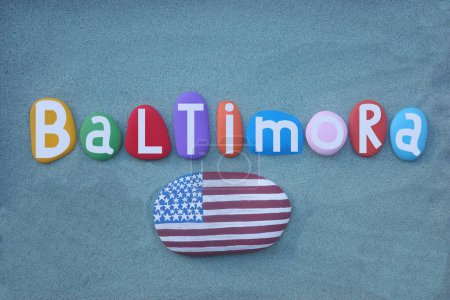 Baltimora, italienischer Name von Baltimore, der bevölkerungsreichsten Stadt im US-Bundesstaat Maryland, Souvenir aus handbemalten mehrfarbigen Steinbuchstaben über grünem Sand