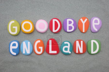 Goodbye England, kreativer Text aus handbemalten mehrfarbigen Steinbuchstaben über grünem Sand, nachdem Premierminister Rishi Sunak neue Regeln verkündet hat, wonach jeder qualifizierte ausländische Arbeiter, der nach Großbritannien ziehen will,