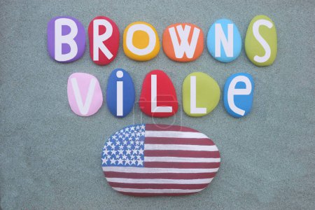 Brownsville, barrio residencial en el este de Brooklyn en la ciudad de Nueva York, souvenir compuesto con letras de piedra multicolor pintadas a mano y bandera de piedra de EE.UU.