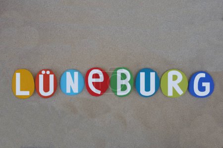 Lüneburg, niedersächsische Stadt, Souvenir aus handbemalten mehrfarbigen Steinbuchstaben über Sand am Strand