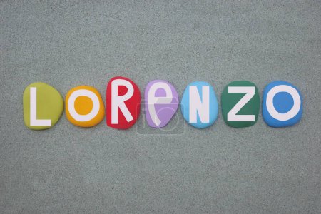 Feier von Lorenzo, männlicher Vorname bestehend aus handbemalten mehrfarbigen Steinbuchstaben über grünem Sand