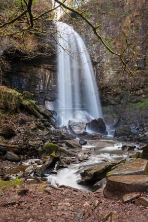 Eine Langzeitbelichtung eines Wasserfalls in Wales, die die Bewegung des Wassers zeigt. Melincourt Falls, Sgwd Rhyd Yr Hesg, in der Nähe der Stadt Resolven in Südwales