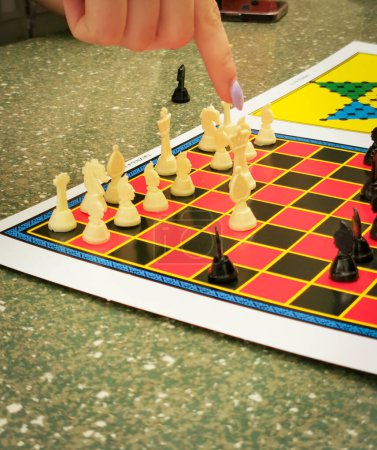 Téléchargez les photos : Personne jouant aux échecs jeu d'esprit. Loisirs jeu de cerveau stratégique. Personnes actives - en image libre de droit