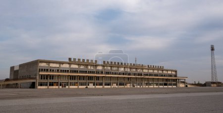 Téléchargez les photos : Nicosie, Chypre - 22 novembre 2016 : Vue extérieure du bâtiment abandonné de l'aéroport international de Nicosie situé dans la zone tampon de Chypre - en image libre de droit
