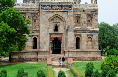 Foto de New Delhi, India, August 3 2018: The bara gumbad and masjid mosque monument in lodhi gardens new delhi india. - Imagen libre de derechos