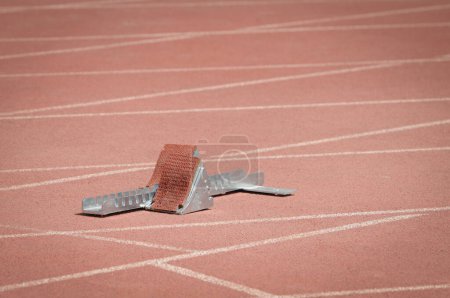 Foto de Atletismo bloque de salida en un estadio tartán
. - Imagen libre de derechos