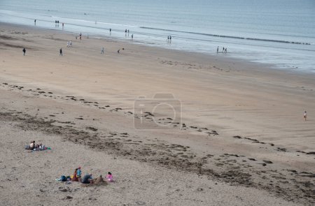 Téléchargez les photos : Dingle, Irlande, 16 juin 2022 : Les gens se relaxent et nagent à la plage de sable d'Inch, à la péninsule de Dingle, en Irlande - en image libre de droit