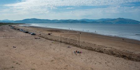 Téléchargez les photos : Dingle, Irlande, 16 juin 2022 : Les gens se relaxent et nagent à la plage de sable d'Inch, à la péninsule de Dingle, en Irlande - en image libre de droit