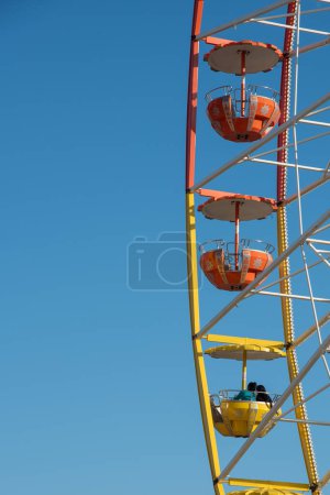 Grande roue isolée sur fond de ciel bleu, S'amuser sur un parc d'attractions