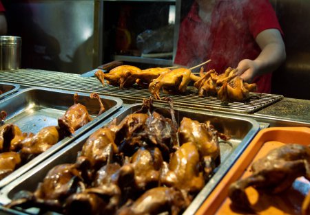 Téléchargez les photos : Chef chinois cuisine traditionnelle sur la rue snack à Pékin en Chine. Délicieux fast food de rue. - en image libre de droit