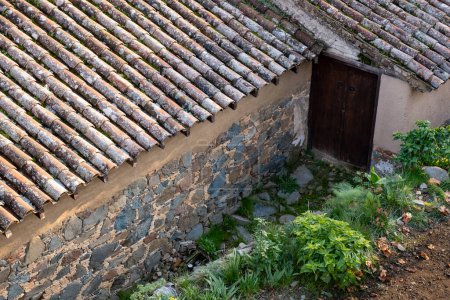 Téléchargez les photos : Façade et toit de la maison de village traditionnelle. La vie rurale. Figardou cyprus. - en image libre de droit
