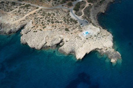 Téléchargez les photos : Drone photographie aérienne de la péninsule du Cap Greco avec la chapelle chrétienne d'Agioi Anargyroi sur les rochers. Eau de mer turquoise, Ayia Napa Chypre - en image libre de droit