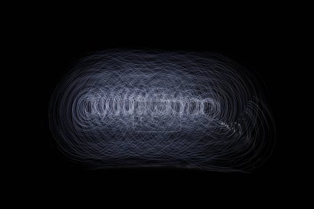 Foto de Blanco brillante luz senderos abstracto sobre fondo negro. Luces móviles surrealistas. - Imagen libre de derechos