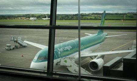 Téléchargez les photos : Cork, Irlande, 10 septembre 2021. Terminal de l'aéroport de Cork avec avion lingus aérien sur la piste de départ - en image libre de droit