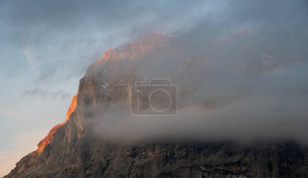 Téléchargez les photos : Paysage montagneux rocailleux au lever du soleil avec ciel bleu. Dolomites montagne Passo Sella Tyrol du Sud en Italie. - en image libre de droit